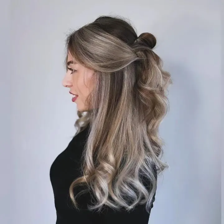 Schiaritura airtouch su capelli lunghi mossi