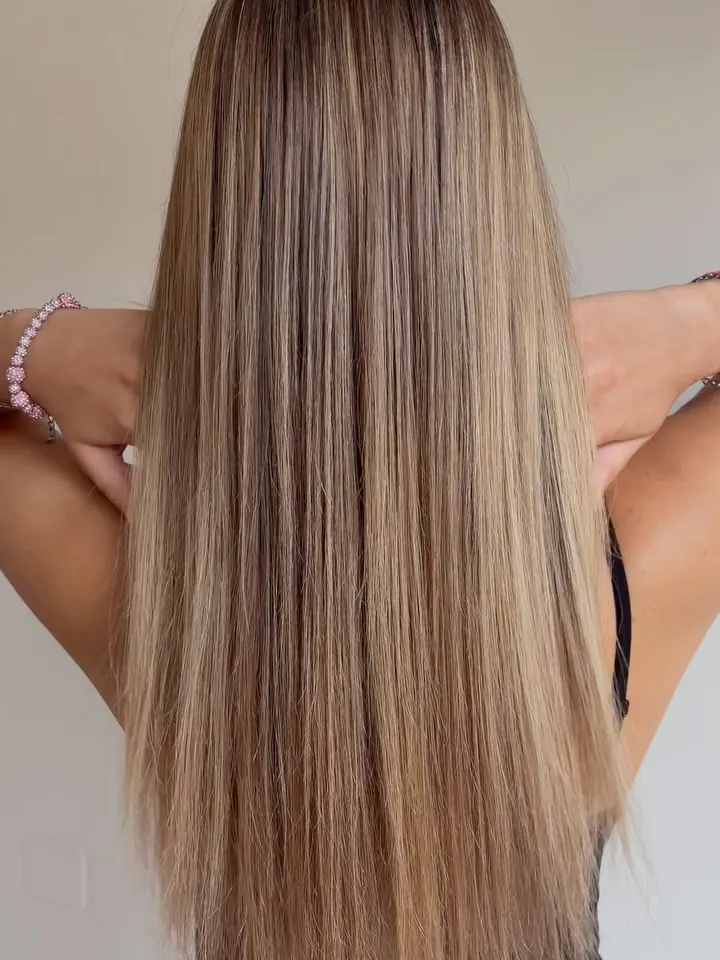 Capelli lunghi lisci color sabbia