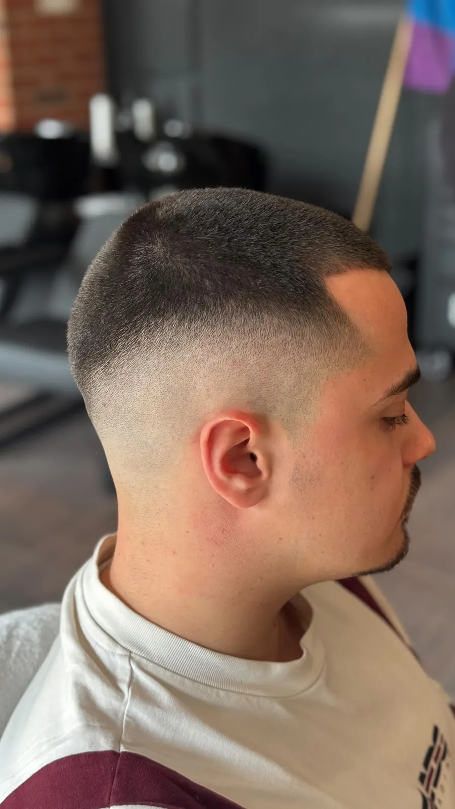 Buzz cut cortissimo con sfumatura alta