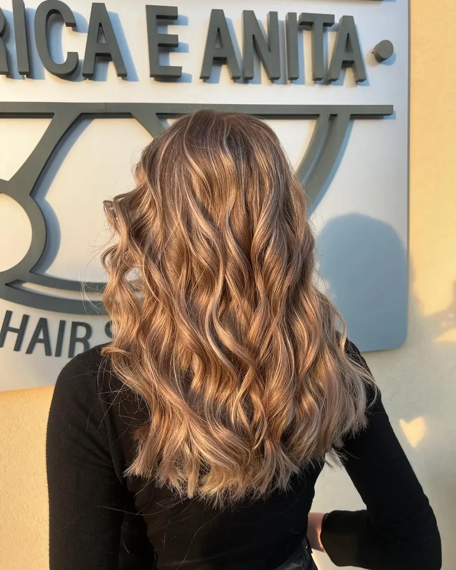 Onde color caramello davanti all’insegna del salone