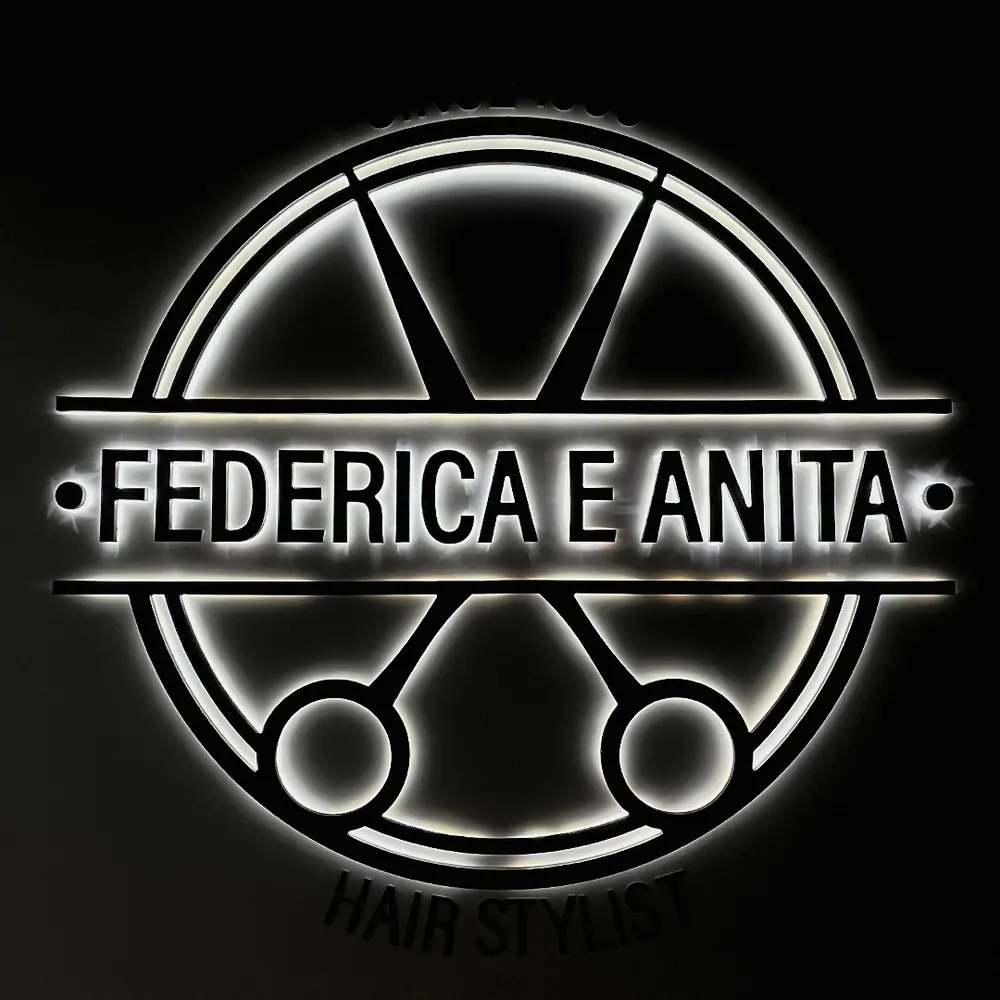 L’insegna retroilluminata con il logo Federica e Anita Hair Stylist