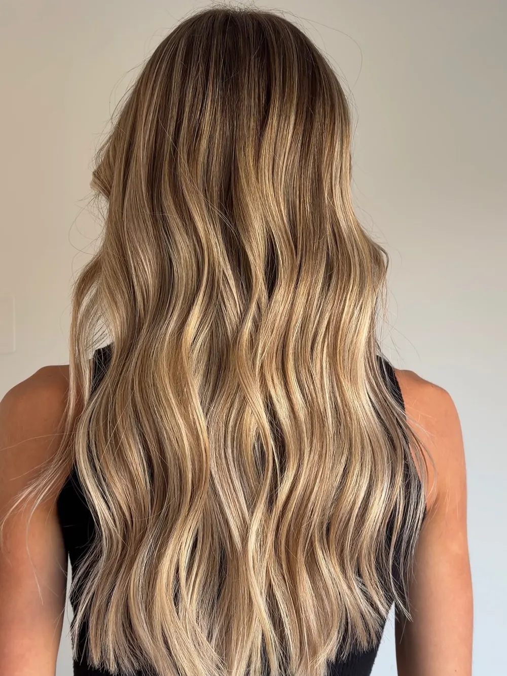Capelli lunghi biondi mossi, visti da dietro