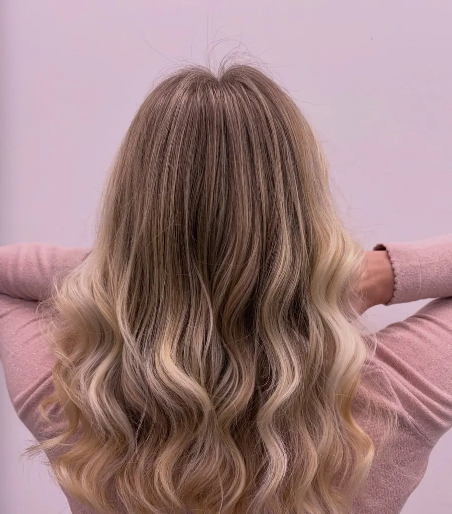 Capelli mossi con punte biondo rosato