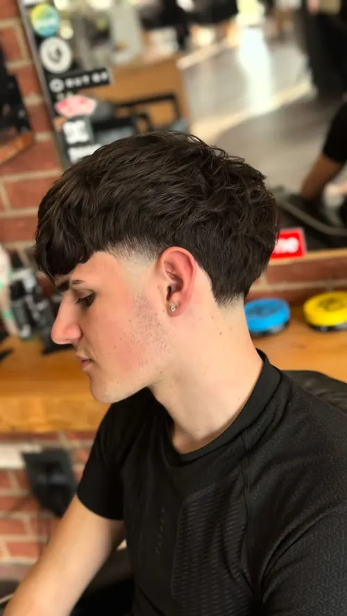 Taper fade con ciuffo scuro