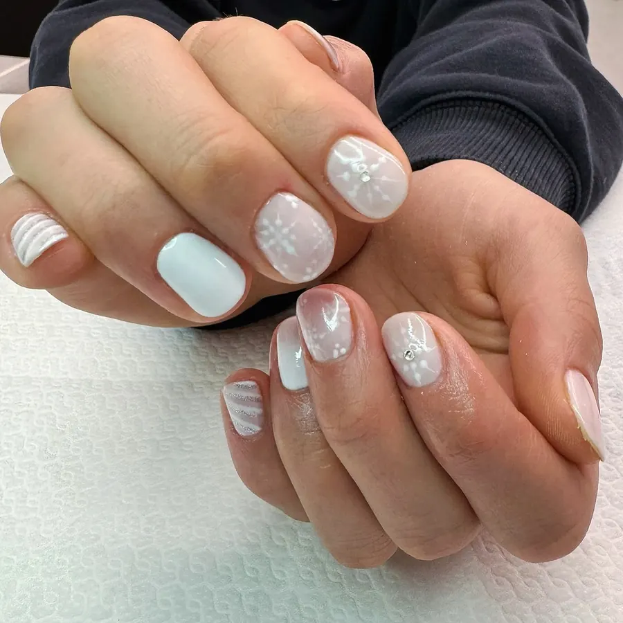 Manicure bianca con dettagli decorati