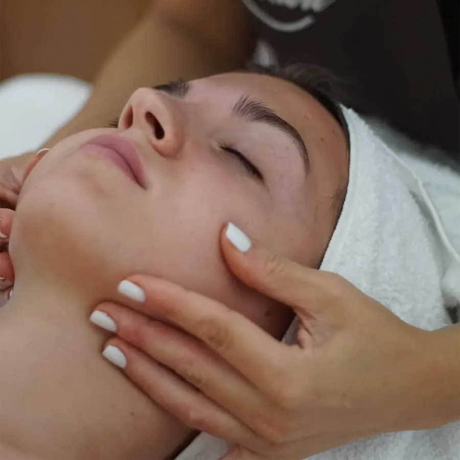 Trattamento viso con massaggio delle guance